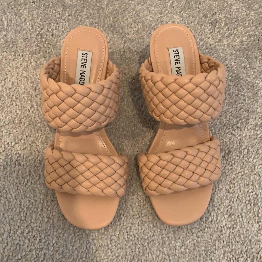 EUC Steve Madden nude woven short block heel